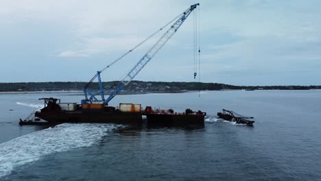 el naufragio de un buque de contenedores se encuentra en descomposición frente a la costa de la isla.