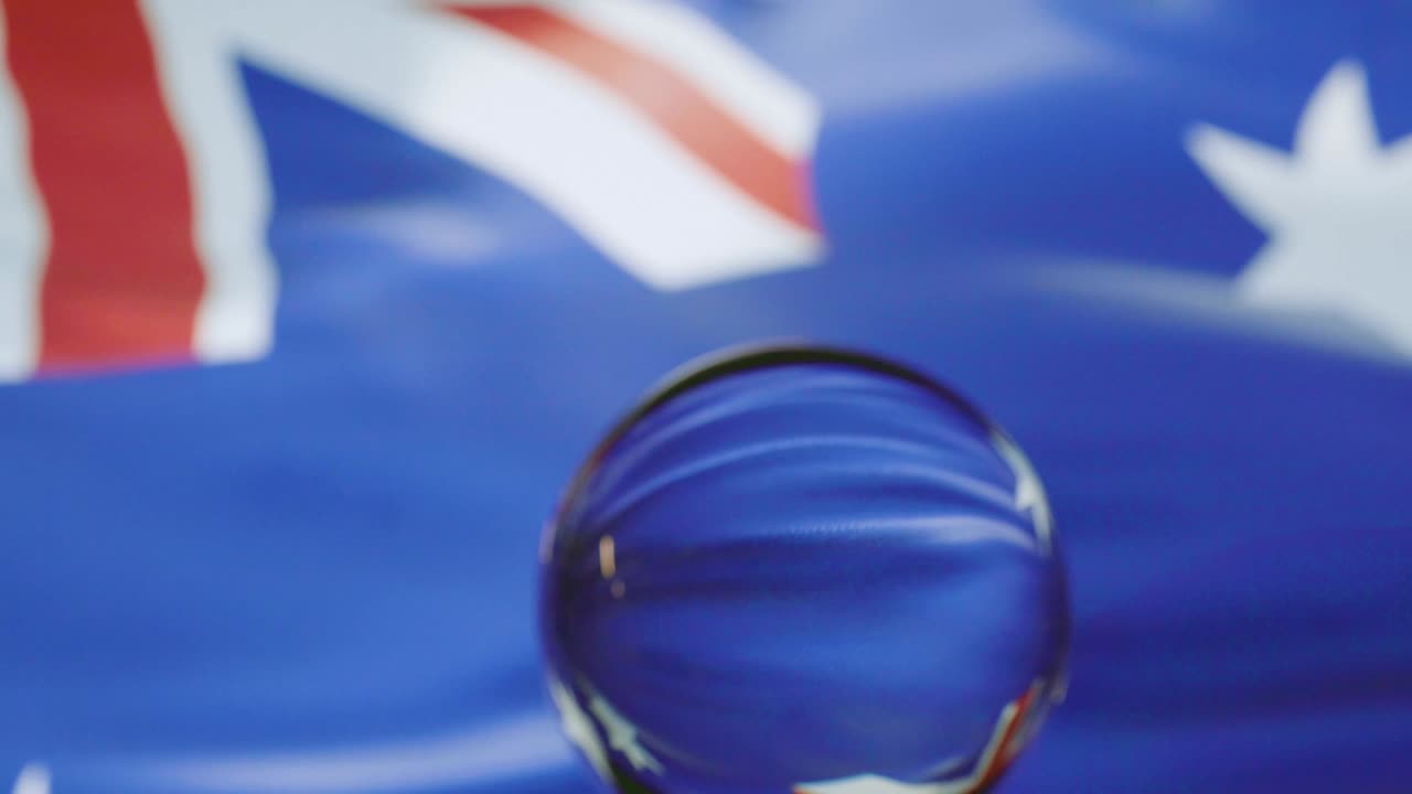 x 발은 4k에서 파란 하늘을 향해 흔들리고 있습니다.