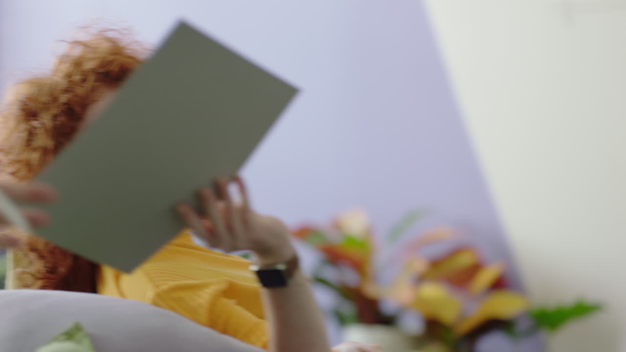 cerca de jóvenes ingenieros desarrollando aplicaciones móviles intercambiando ideas compartiendo diseños creativos disfrutando del desarrollo de proyectos de investigación trabajando en coloridas oficinas modernas