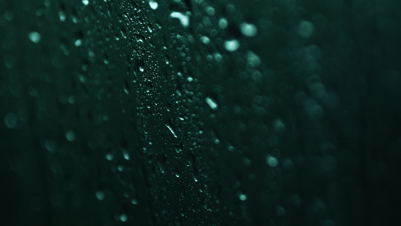 gotas de lluvia en una ventana por la noche