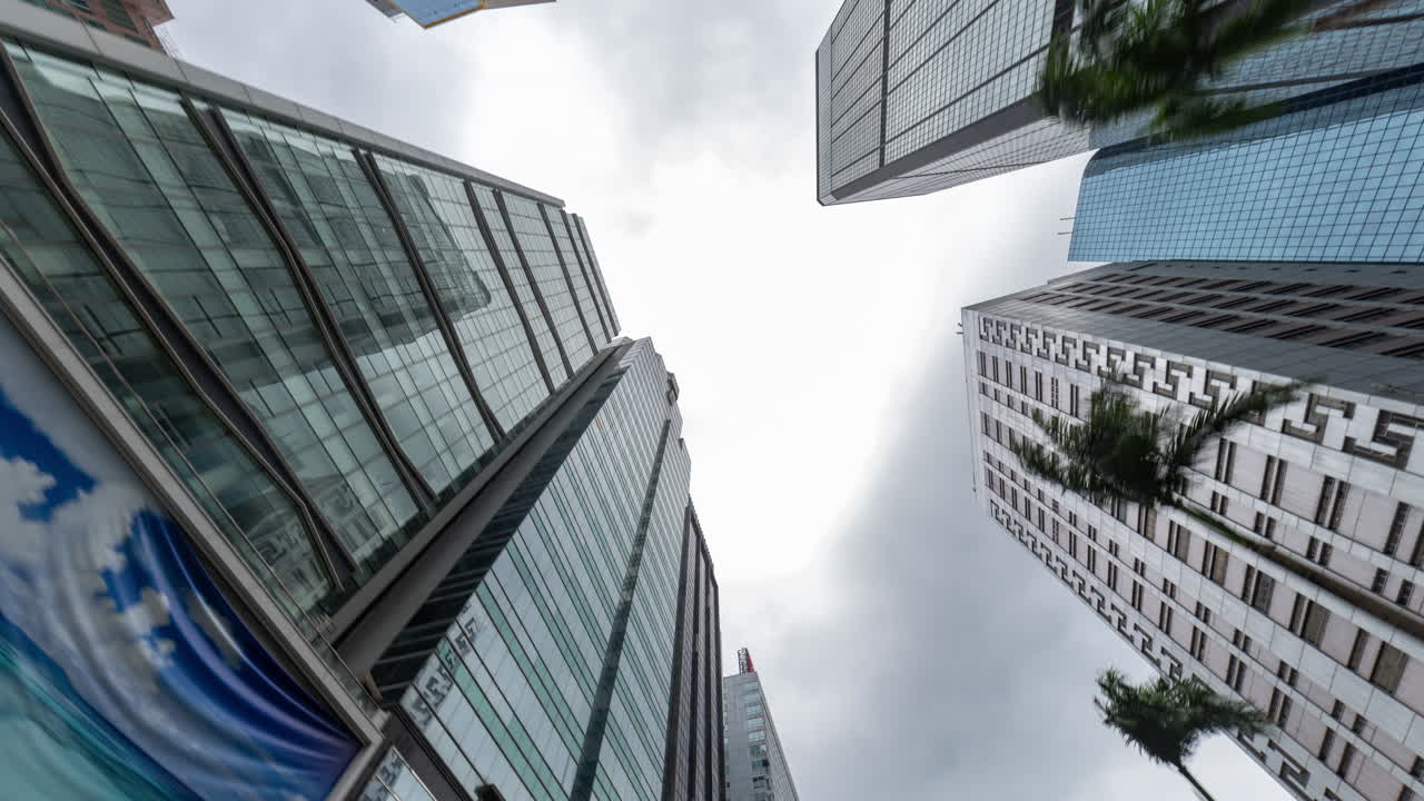 Vista para Cima de Arranha-céus Modernos de Vidro em uma Cidade Urbana