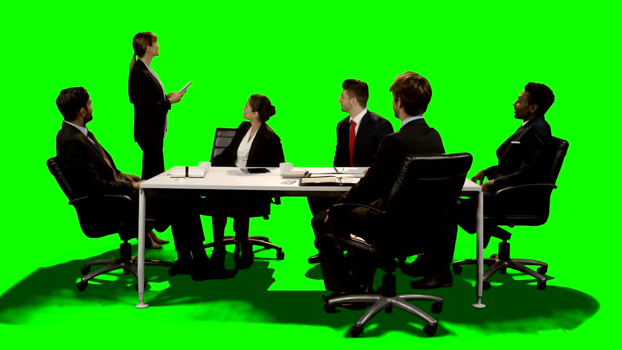 비즈니스 임원 들 이 회의 에서 논의 하는 팀