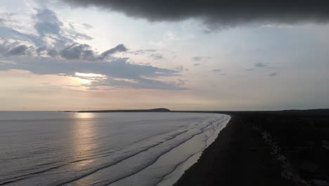 cuando los jóvenes van a la playa la vida comienza y la relajación llega