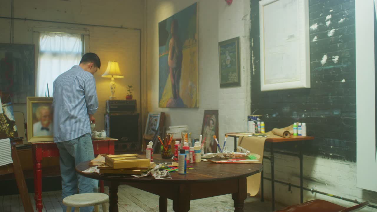두 남자가 아티스트 스튜디오에서 만나기 시작합니다.