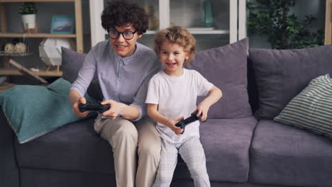 madre e hijo jugando videojuegos