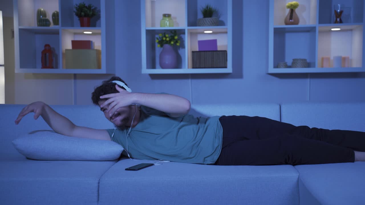 집에서 음악을 들으면서 밤에 춤을 추는 남자.