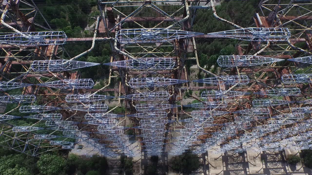 Vista aérea do enorme complexo de radar Duga perto de Chernobyl, Ucrânia. Uma relíquia da era da Guerra Fria