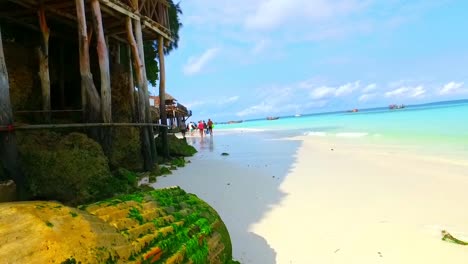 Palapa-Holzhaussäule-Am-Weißen-Sandstrand-Von-Sansibar