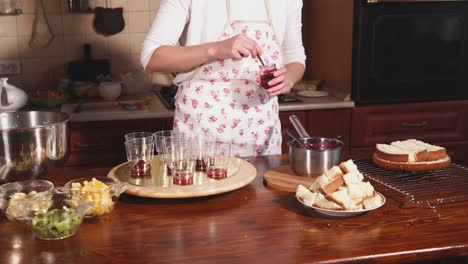 mujer preparando un postre de pastel en la cocina