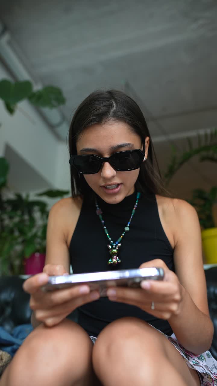 mujer jugando a un juego móvil