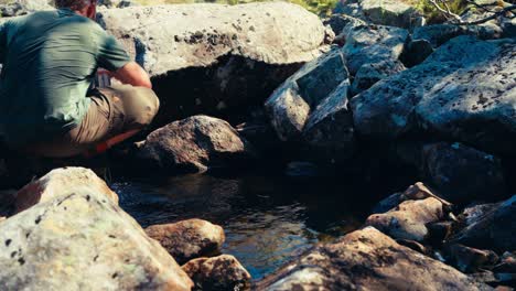 Männliche-Wanderer-Trinken-Wasser-Aus-Dem-Bach---Nahaufnahme