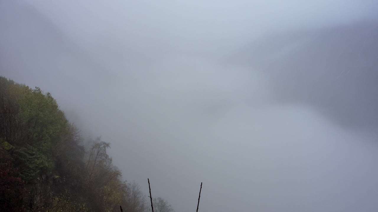 una espesa niebla envolvió la cordillera de geiranger desde el mirador de ornesvingen en noruega