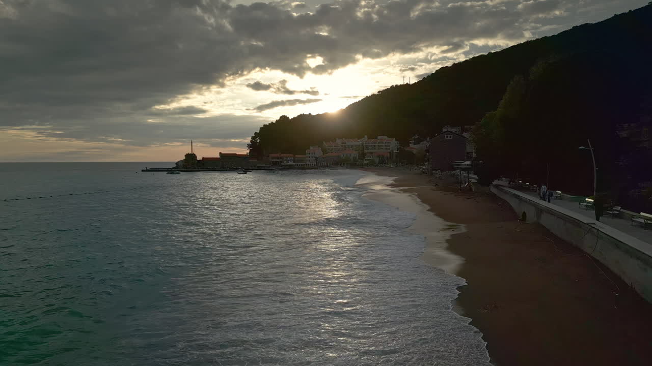 Spiaggia panoramica al tramonto