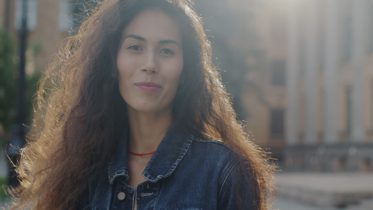 mujer sonriente al aire libre