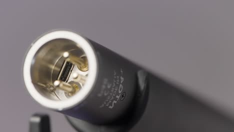 primer plano de un conector de micrófono xlr