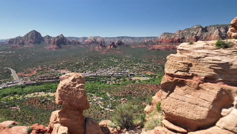 Antena-Sobre-La-Cresta-De-Roca-Roja-De-Las-Impresionantes-Montañas-De-Sedona-Revela-Un-Amplio-Paisaje