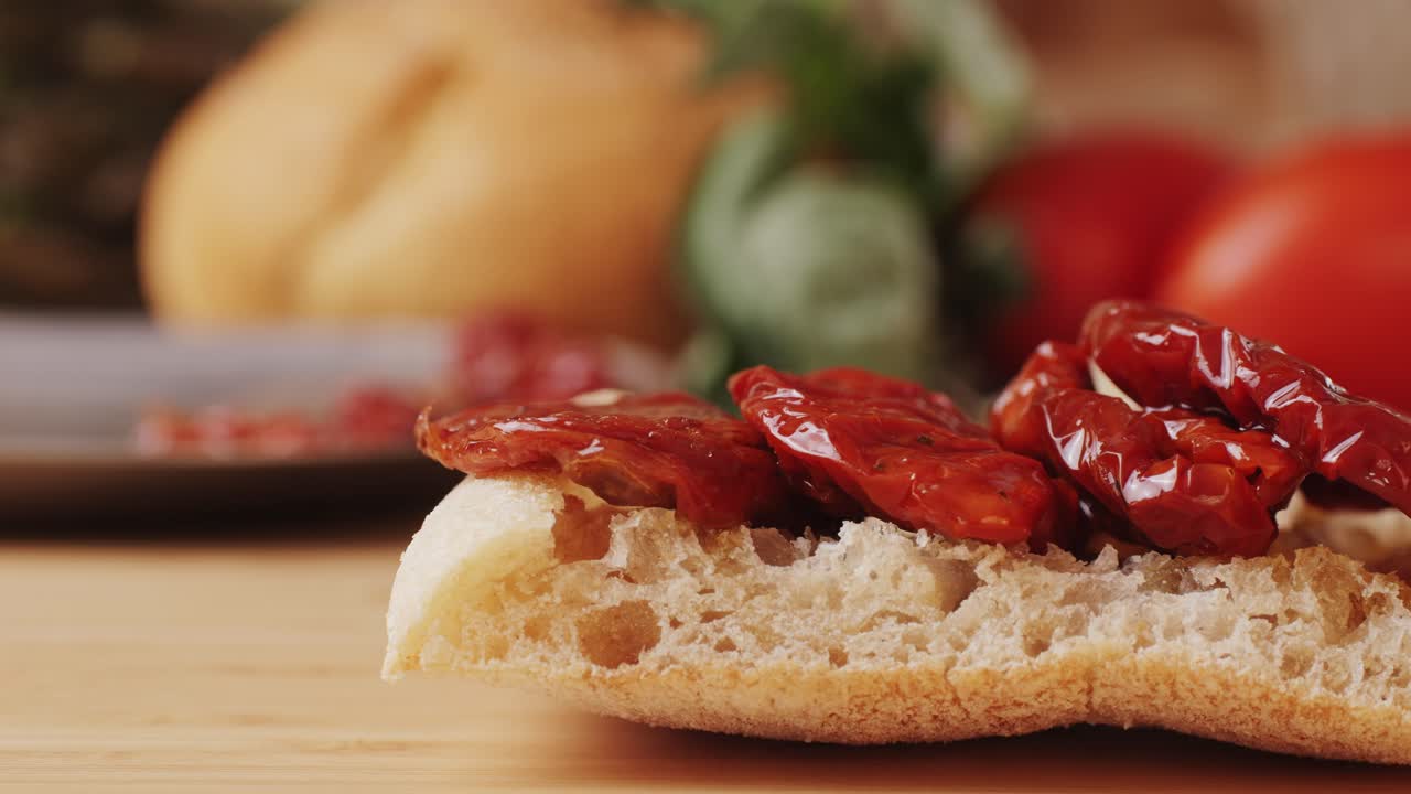 Pomodori secchi in primo piano, ristorante italiano con cibo tradizionale, cucina spagnola, deliziose tapas e vino bianco, bruschetta con formaggio, olive, pomodori secchi e gustoso antipasto da bar, buffet
