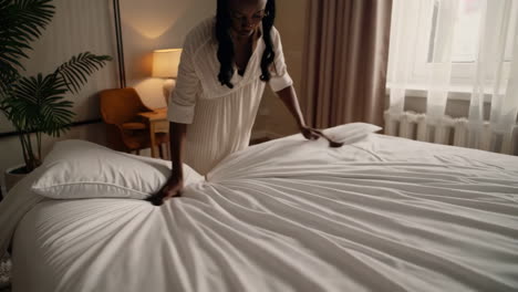 mujer haciendo la cama