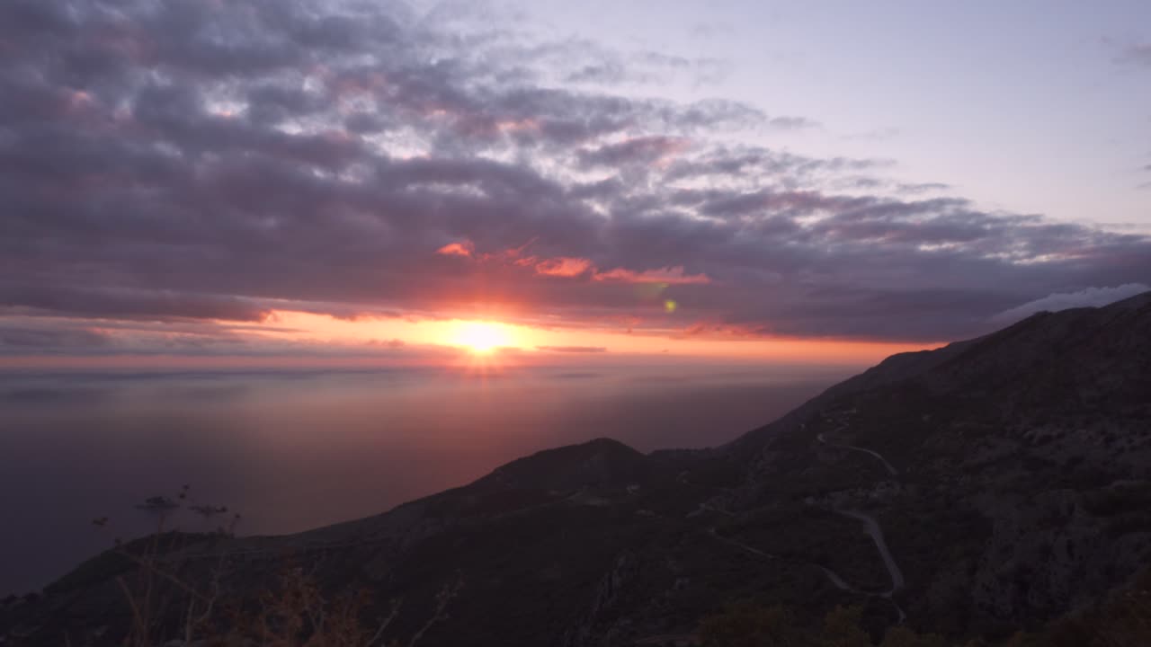 puesta de sol a través del cielo nublado sobre el mar adriático - toma panorámica-1