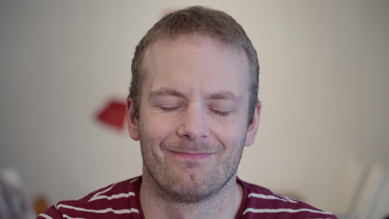 retrato de un hombre en angustia emocional, se rompe