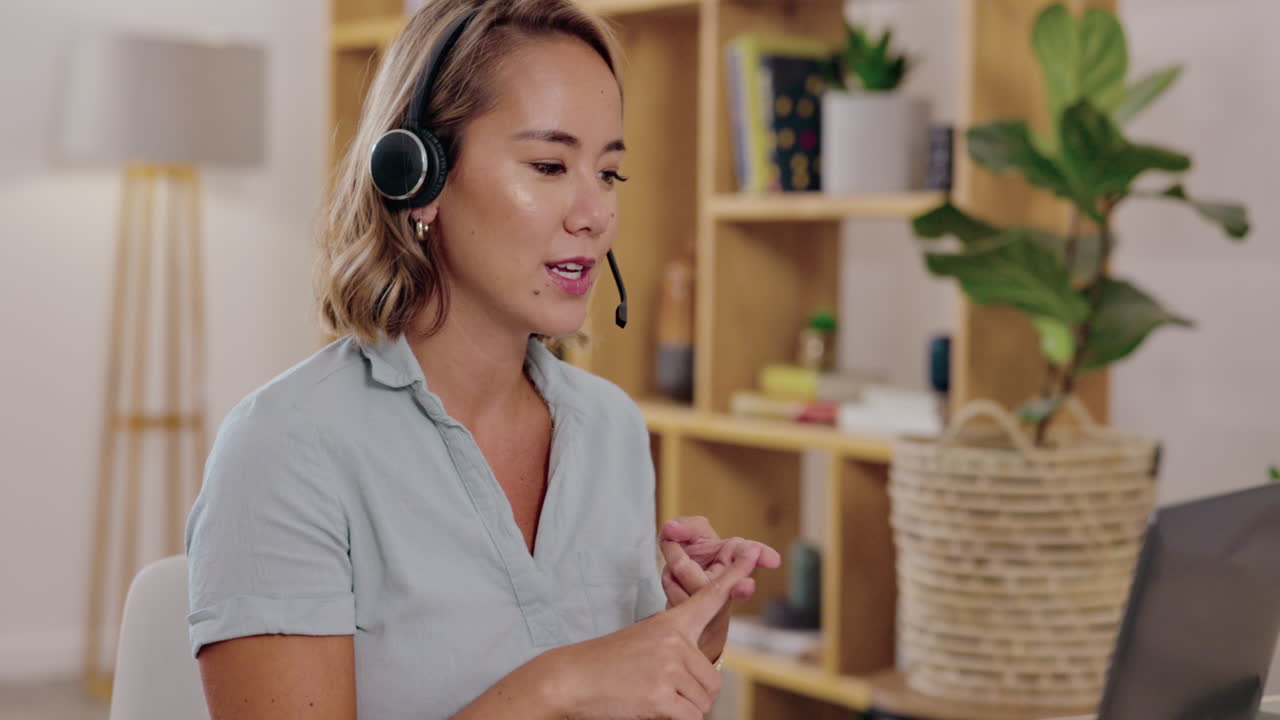 mujer de negocios, computadora portátil y oficina en casa para llamar