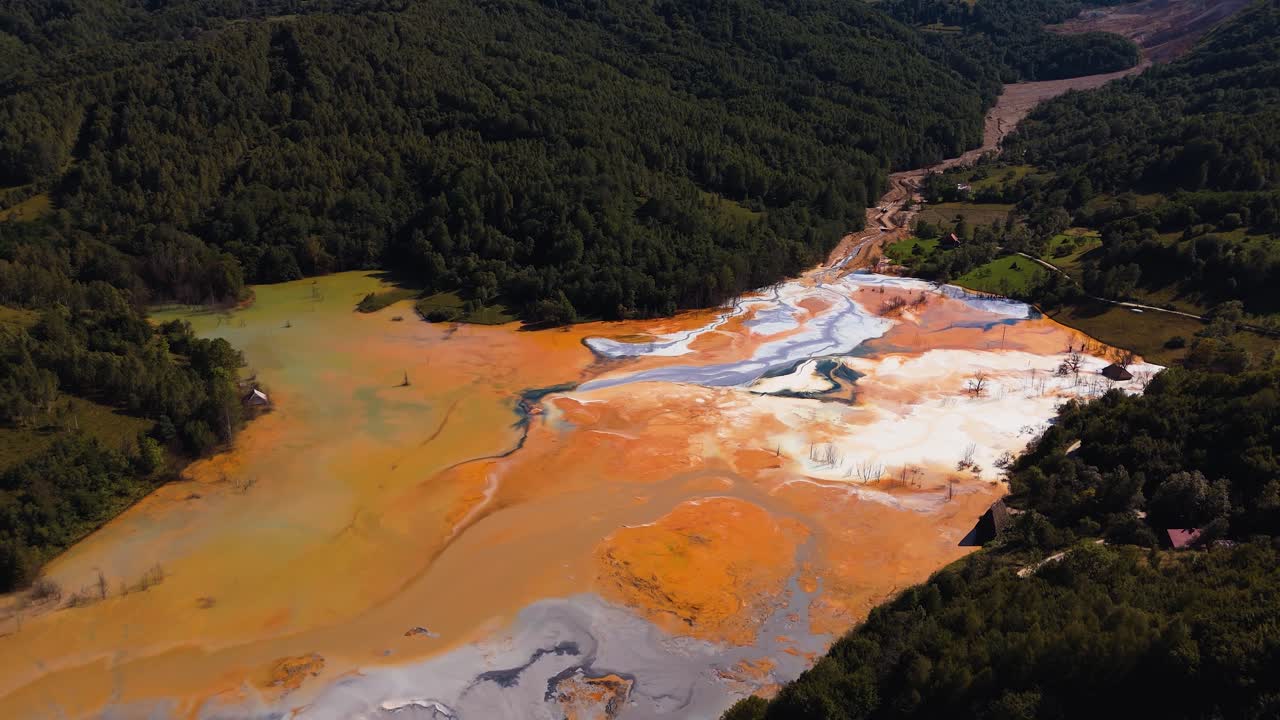 Záběr z dronu odhaluje vrstvené barvy znečištěného důlního jezera v Geamăna.