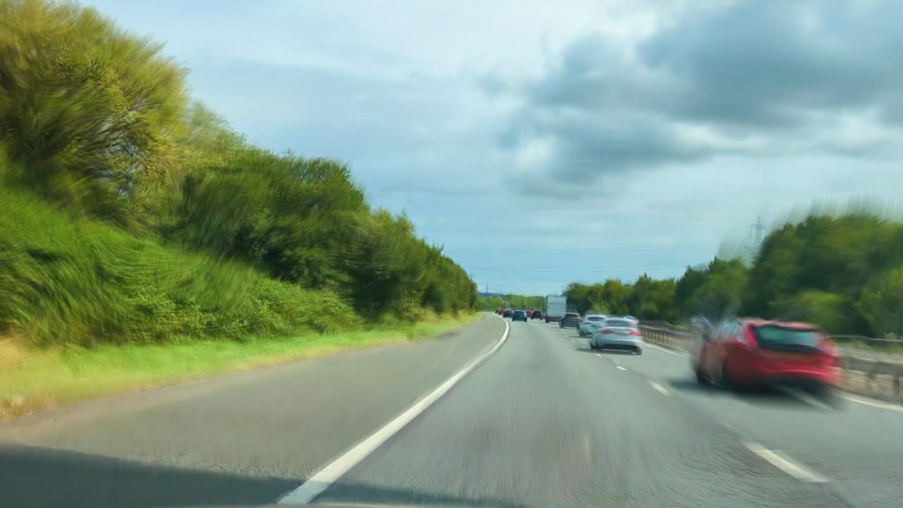 m4 프린스 오브 웨일즈 브리지 (m4 prince of wales bridge) 를 통과하는 자동차, 트럭, 트럭과 함께 매우 빠른 하이퍼 스 타임 스, 파란 하늘과 어두운 구름과 함께 웨일즈에서 영국으로 이동합니다.