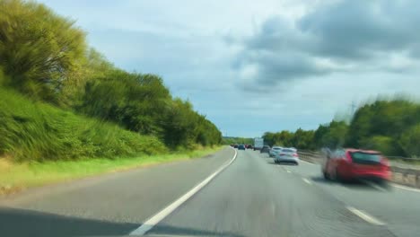 muy rápido hyperlapse time-lapse con movimiento borroso como coches, furgonetas, camiones vehículos de tráfico que pasan por encima de m4 príncipe de gales puente viajando de gales a inglaterra con cielo azul y nubes oscuras 4k