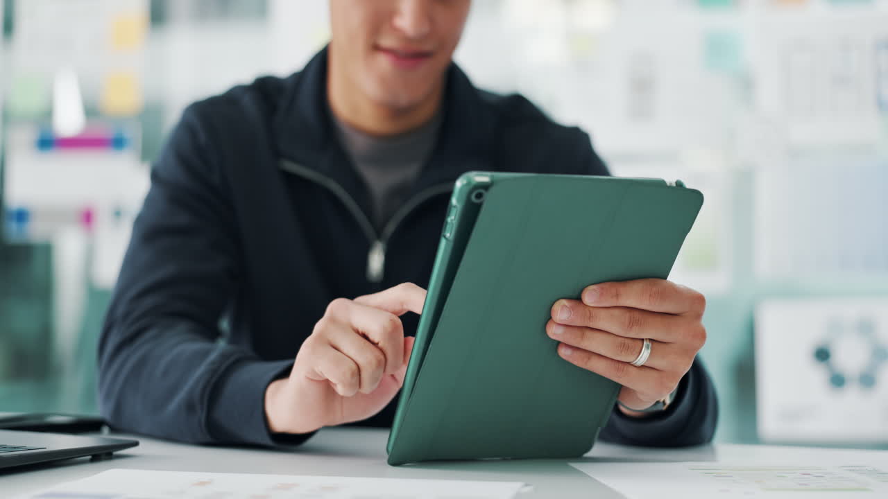 オフィスでタブレットを使用している人