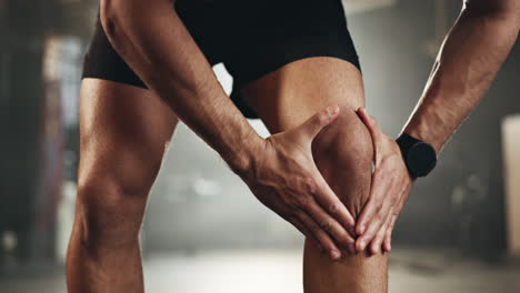 fitness, dolor de rodilla y manos de hombre en el gimnasio