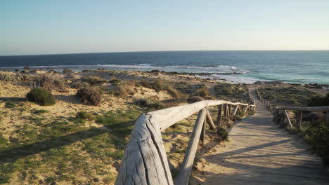 Paseo-Marítimo-De-Madera-Cerca-De-La-Playa-En-El-Sur-De-España