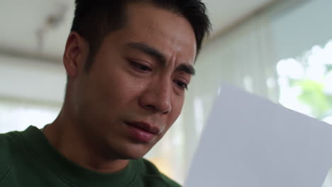 편지를 읽는 슬픈 남자