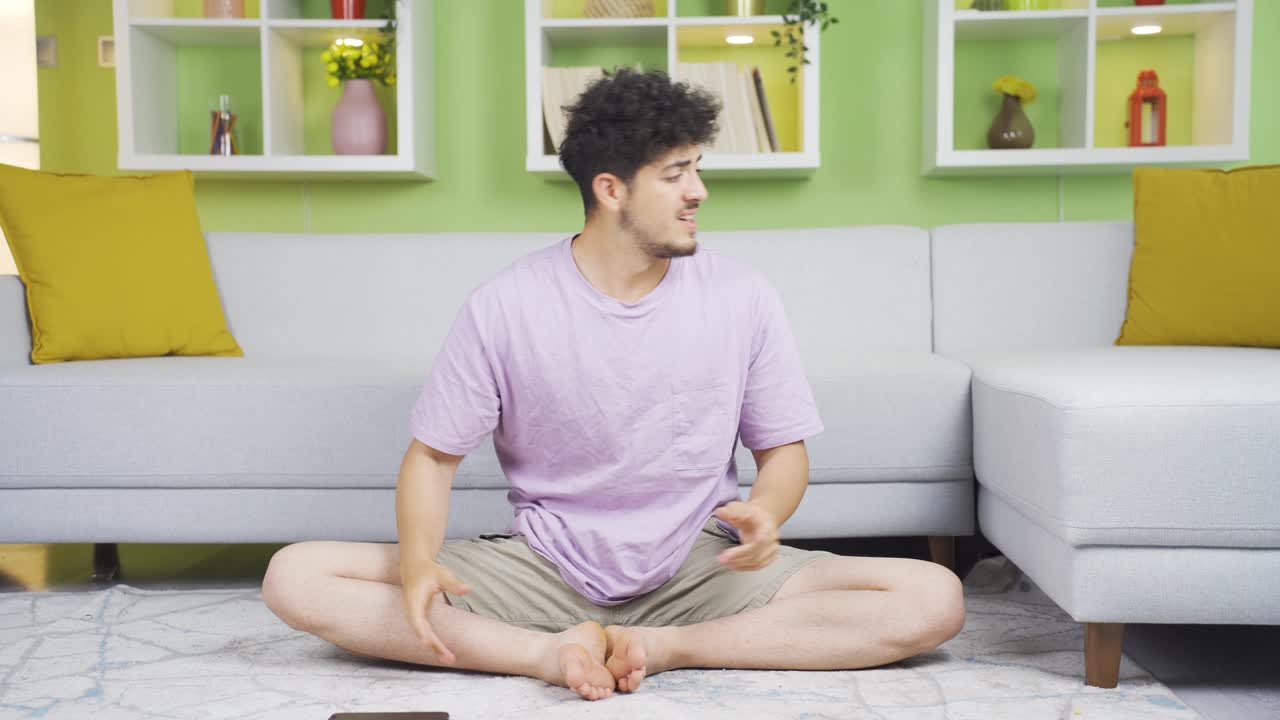 ⁇ 드폰 충전이 다 끝났을 때 좌절한 젊은이.