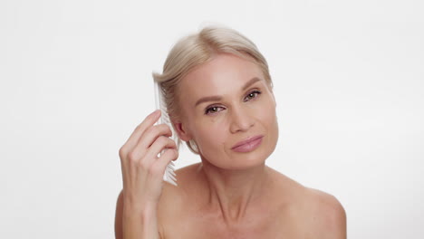 una mujer cepillándose el cabello.