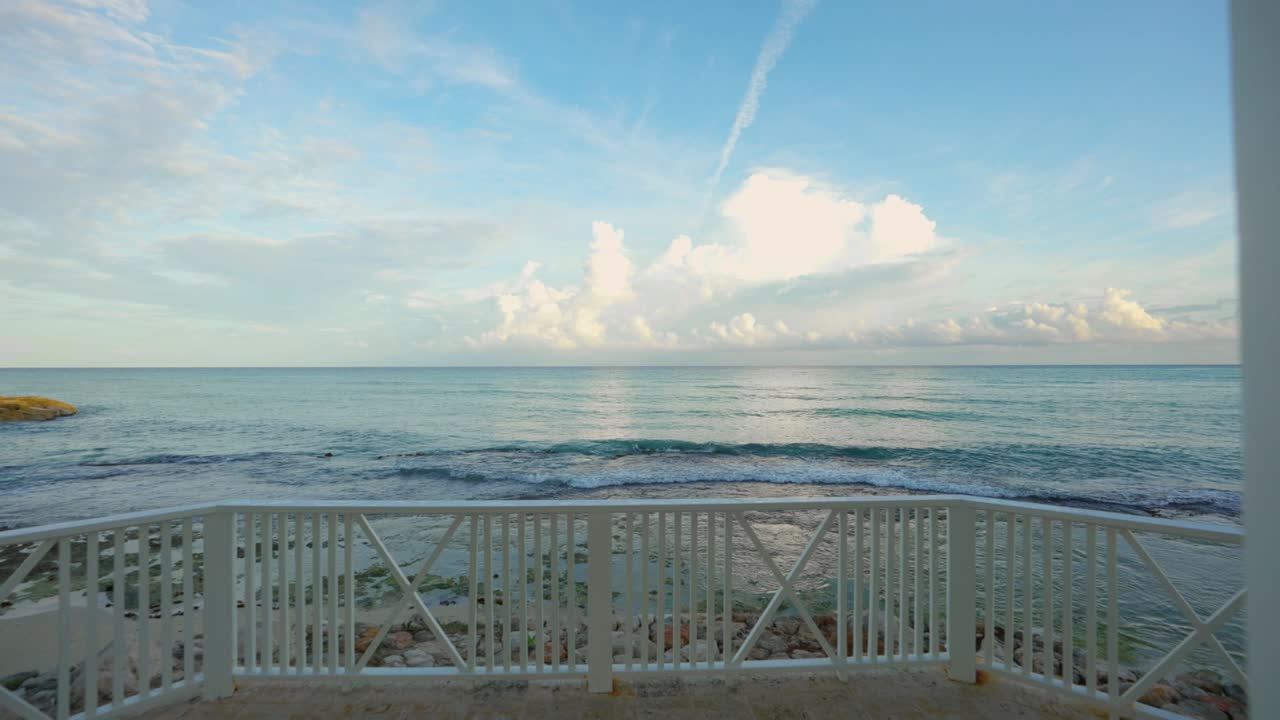 자메이카 북부의 카리브 해의 바위가 있는 해안.