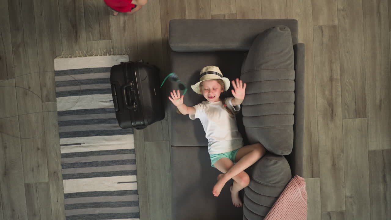 hermano y hermana felices pasan tiempo en casa antes de la salida