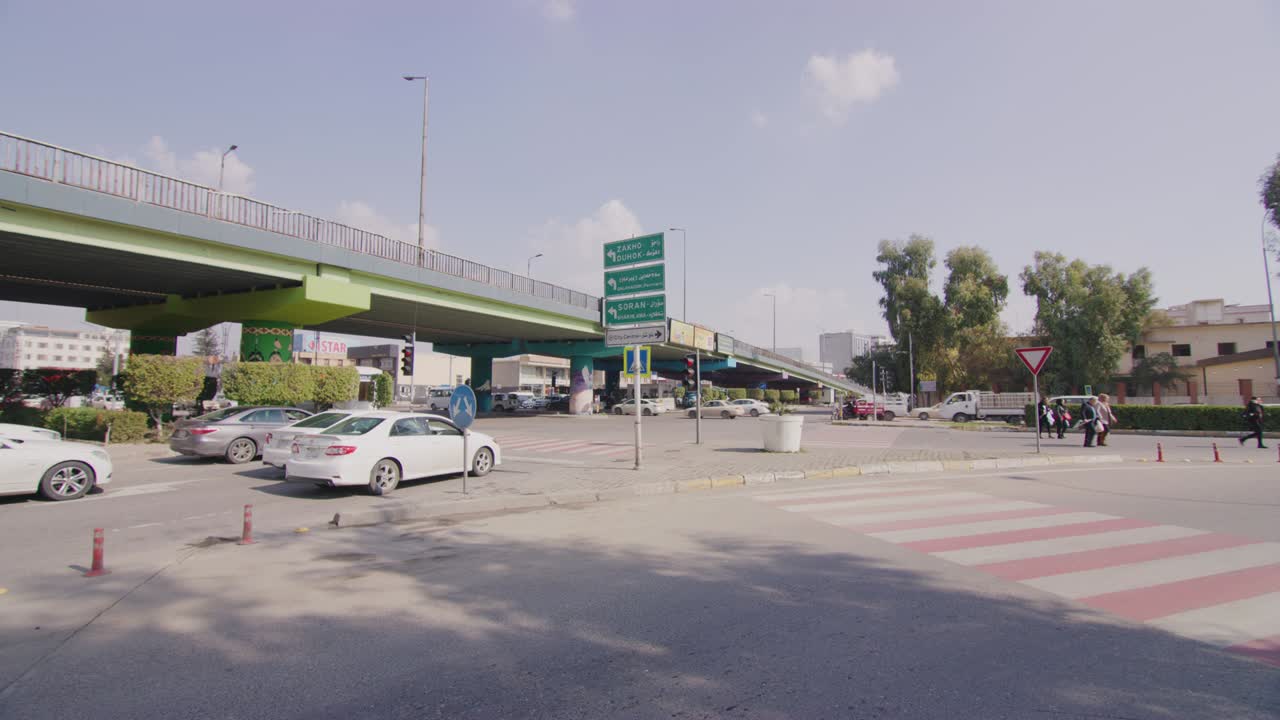 이라크 에르빌 에 있는 아름다운 자릴 카야트 모스크 바로 맞은편 에 있는 교통 교차로