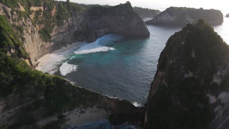 Scenic-tropical-shore-Nusa-Penida-at-Diamond-Beach-high-cliffs-sunrise