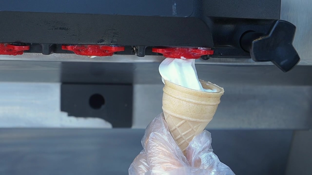 Gelato soft erogato in un cono waffle