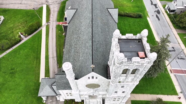 Uma igreja de pedra branca construída em estilo gótico