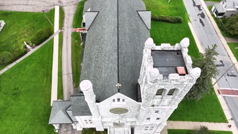 una iglesia de piedra blanca construida en estilo gótico