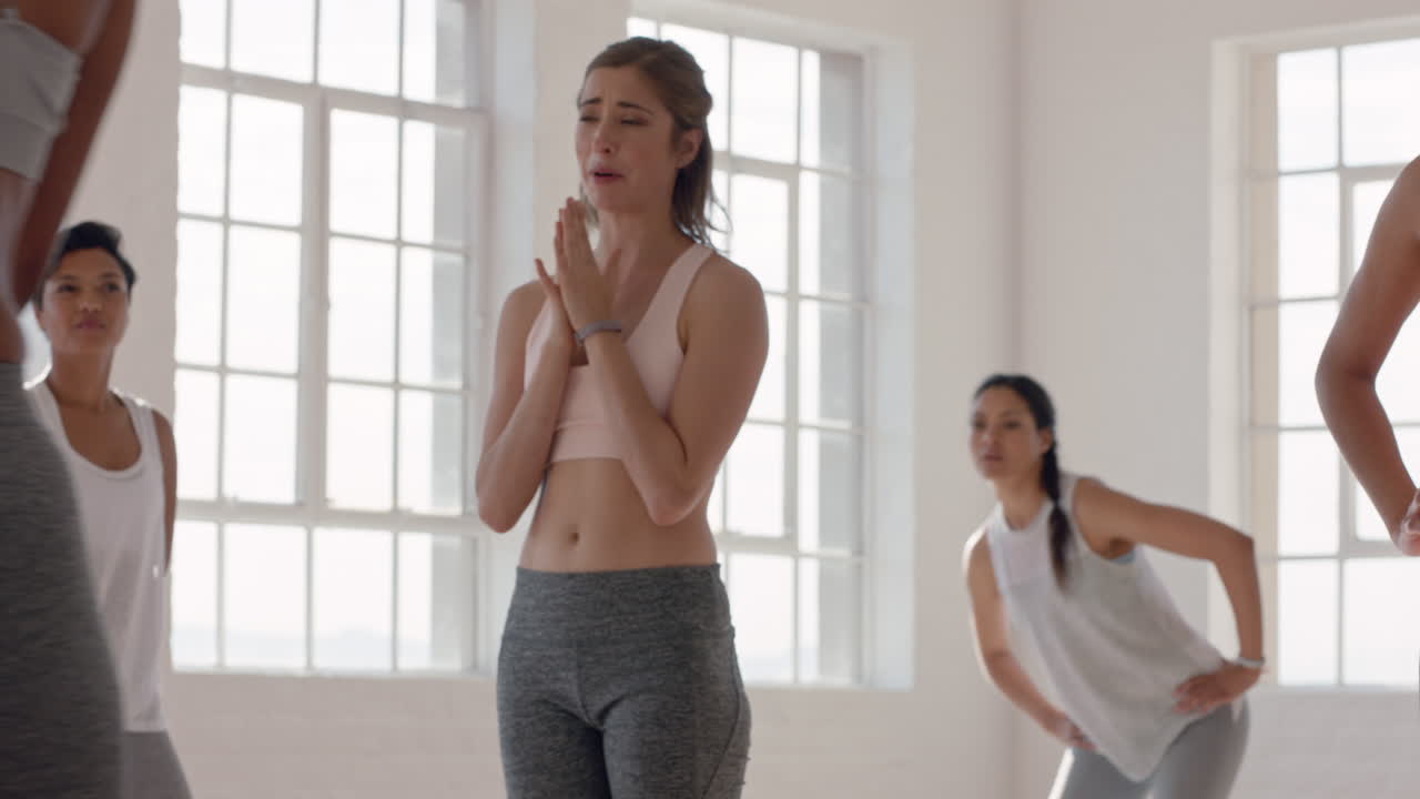 grupo de clase de yoga de mujeres multirraciales conversando disfrutando de compartir el estilo de vida listo para hacer ejercicio en el gimnasio al amanecer