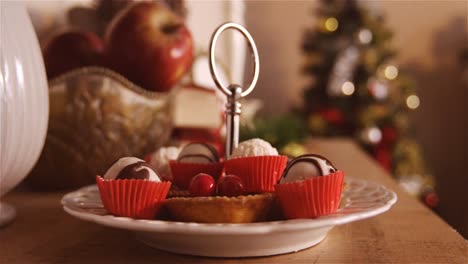 Verschiedene-Weihnachtsdesserts-Auf-Dem-Teller