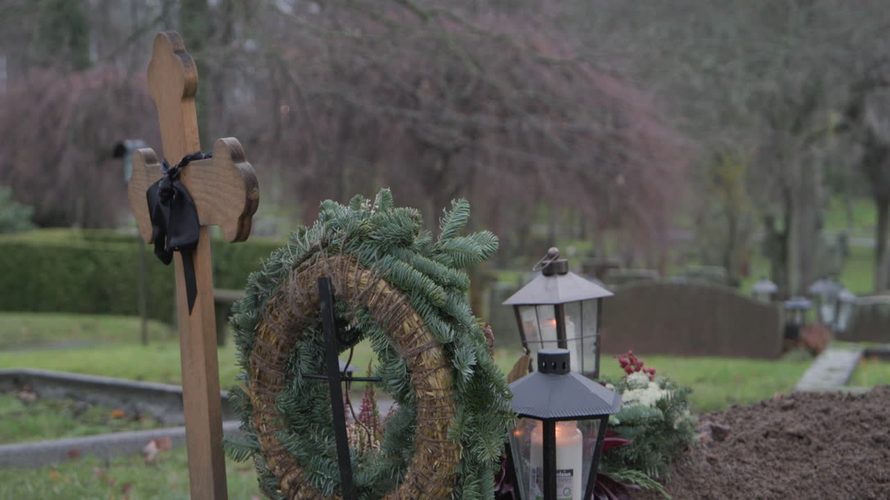 новый деревянный крест, фонари и свечи зажигают на хэллоуин в швеции