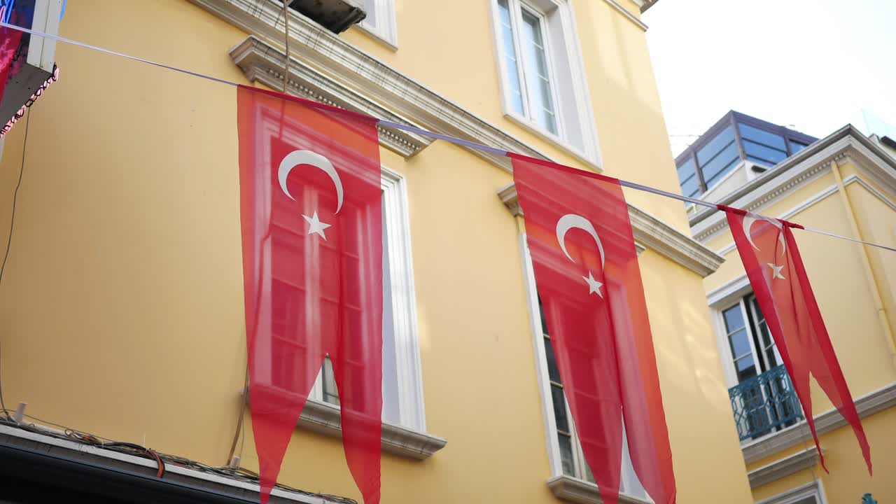 터키의 건물에 걸려있는 터키 발