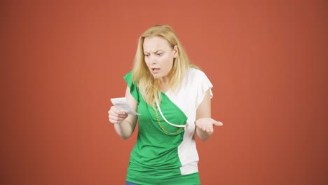 una mujer enojada con un pico alto.