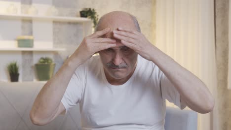 el viejo tiene dolor de cabeza y está sufriendo.