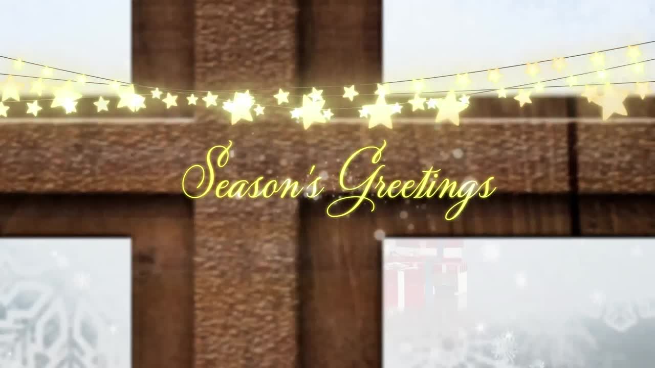 Questo video è un'animazione digitale di un albero di Natale, regali e neve che cade visti attraverso una finestra.
