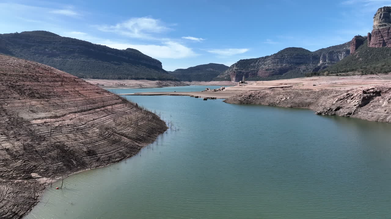 nivel de agua extremadamente bajo en el lago durante la temporada de sequía, vista aérea de drones