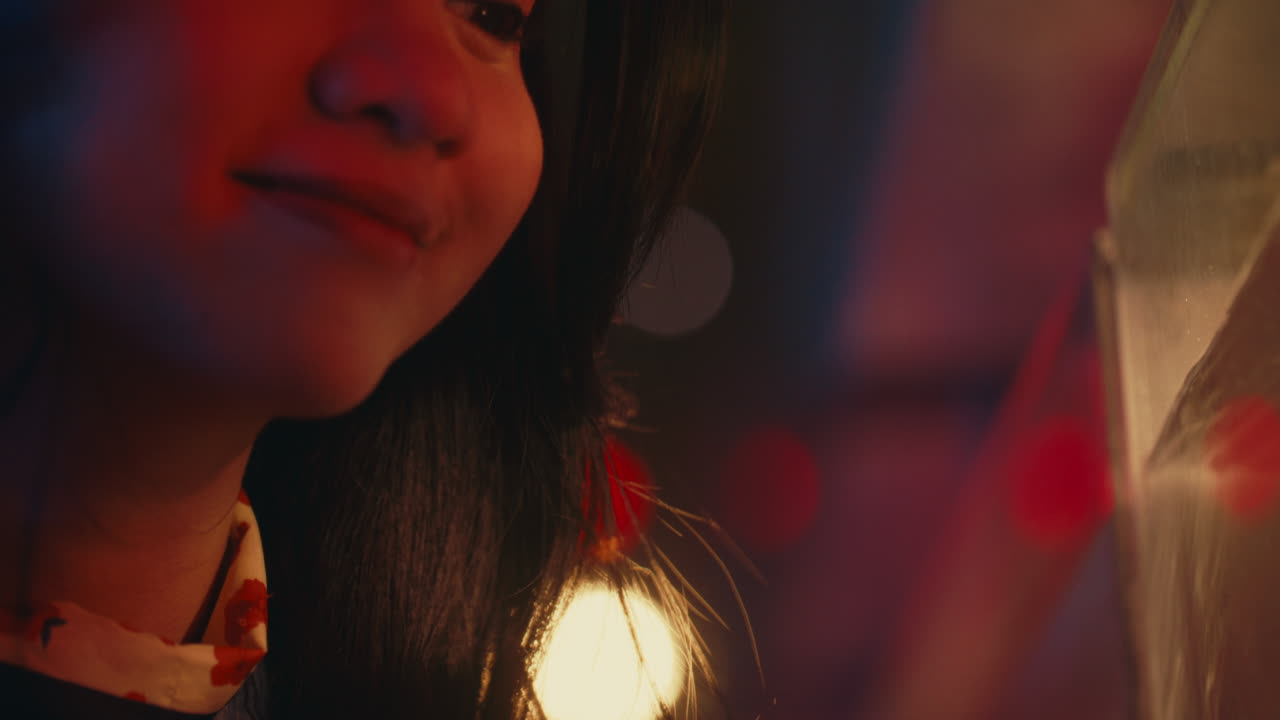 retrato en primer plano de una mujer por la noche